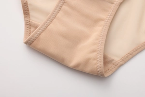 Primer plano de la tela de malla beige con textura transpirable y costuras detalladas