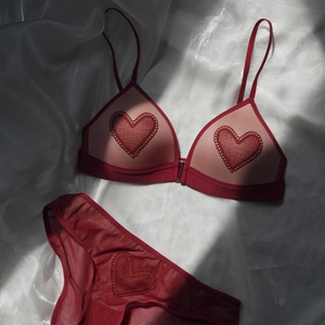 Conjunto de lencería roja con bordado de corazón y sujetador sin aro elegante