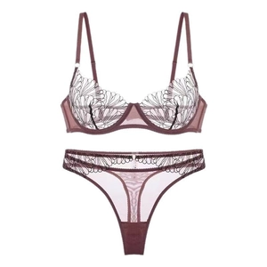 Ensemble de lingerie en dentelle violet foncé avec soutien-gorge en tulle et string