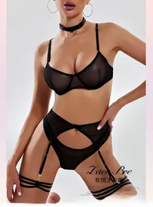 Vue détaillée d'un ensemble lingerie en tulle noir avec dentelle armatures et boucles dorées