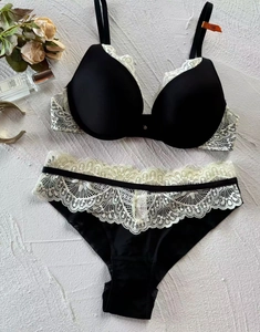 Détail d'un soutien-gorge push-up noir avec dentelle crème et étiquette de taille 75B