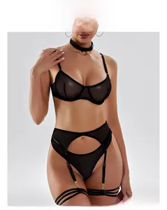 Détail d'un ensemble de lingerie en résille noire avec broderies et soutien-gorge à armatures