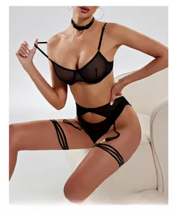 Vue détaillée d'un ensemble de lingerie en résille noire avec boucles métalliques dorées
