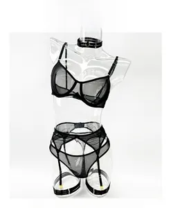Vue détaillée d'un ensemble lingerie en dentelle noire avec soutien-gorge à armatures et jarretelle