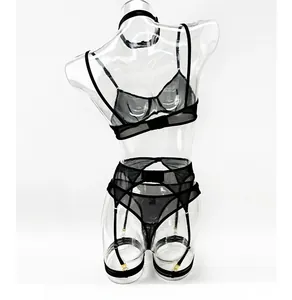 Vue détaillée d'un ensemble lingerie en maille noire avec porte-jarretelles et boucles