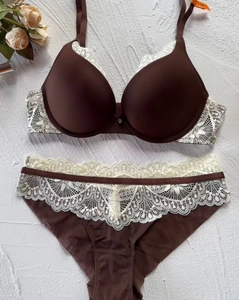 Ensemble de lingerie marron et blanc avec bonnets en satin et détails en dentelle florale