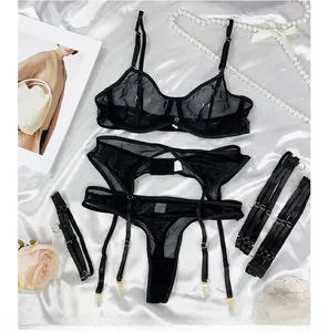 Ensemble de lingerie sexy en mesh noir avec détails dorés sur soie blanche