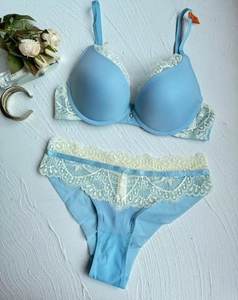 Vue à plat d'un ensemble de lingerie push-up bleu clair avec dentelle brodée