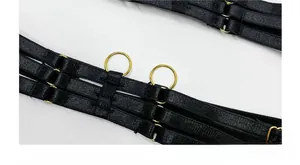 Détail de bretelles élastiques noires avec anneaux dorés pour ensembles de lingerie