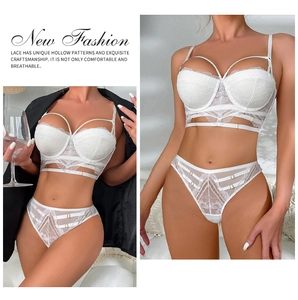 Gros plan détaillé de l'ensemble de lingerie en dentelle blanche à motifs floraux