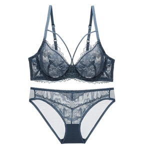 Détail de lingerie en dentelle bleue avec panneaux en résille et fines sangles