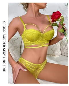 Ensemble de lingerie en dentelle jaune fluo avec soutien-gorge push-up sur mannequin