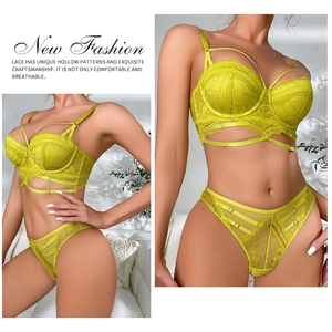 Vue détaillée de l'ensemble lingerie dentelle jaune fluo avec brides et motifs floraux