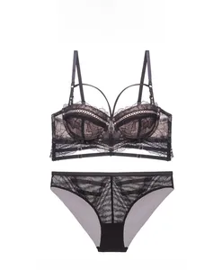 Vue détaillée de l'ensemble de lingerie en dentelle noire avec soutien-gorge rembourré