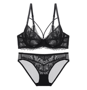 Vue détaillée d'un ensemble lingerie dentelle noire avec mesh et bretelles croisées fines