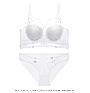Détails d'un ensemble de lingerie en dentelle blanche avec soutien-gorge push-up et broderie