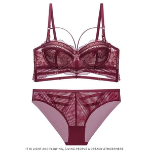 Détail de l'ensemble de lingerie en dentelle bordeaux avec soutien-gorge 1/2 bonnet