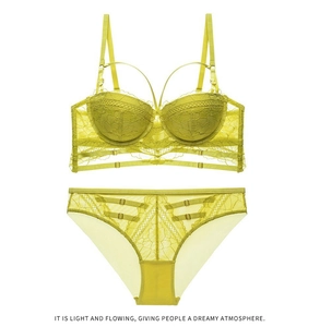 Détail de l'ensemble de lingerie en dentelle vert citron avec broderies et bretelles