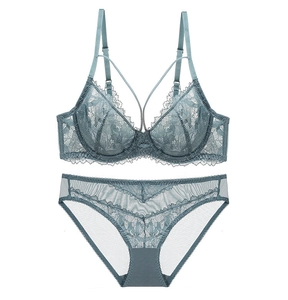 Détail macro de la dentelle florale et du mesh respirant sur l'ensemble lingerie gris