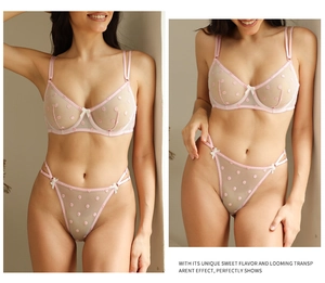 Detalle del conjunto de lencería rosa con lunares de malla, lazos y tirantes