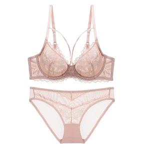 Détails d'un ensemble de lingerie en dentelle rose clair avec mesh et fines bretelles doubles