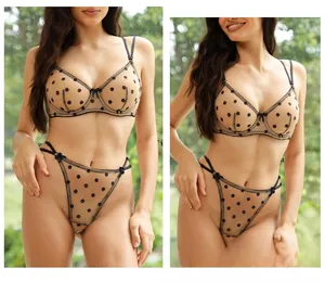 Detalle de lencería de malla transparente con lunares negros y lazos decorativos