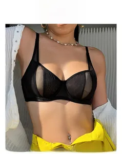 Sujetador de malla negra transparente bajo una camisa blanca con joyas elegantes