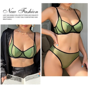 Detalle del conjunto de lencería de malla verde oliva transparente con ribetes negros y aros