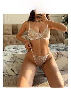 Gros plan détaillé de la broderie rose blanche sur un ensemble de lingerie en résille