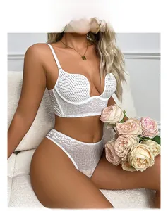 Detalle de conjunto de lencería de encaje blanco con escote en U y malla transparente