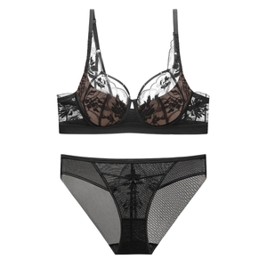 Ensemble lingerie en dentelle française avec broderie florale et soutien-gorge