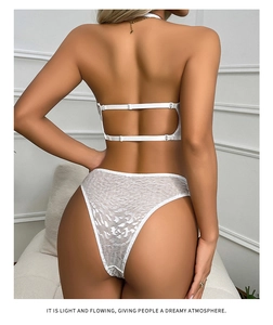 Detalle de conjunto de lencería de encaje blanco con diseño halter sin espalda y malla
