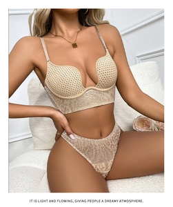 Detalle de conjunto de lencería de encaje nude con escote en U y textura floral de leopardo