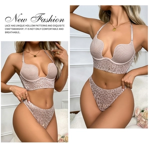 Detalle del conjunto de lencería sexy de leopardo con escote en U profundo y encaje calado