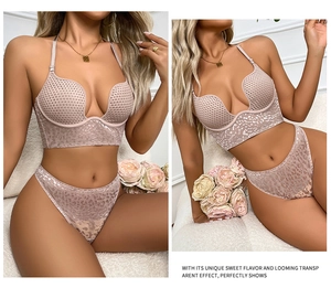 Detalle del conjunto de lencería de leopardo rosa con malla de rombos y sujetador en forma de U