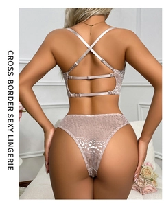 Vista detallada de la espalda de lencería rosa champán con tirantes cruzados sexy