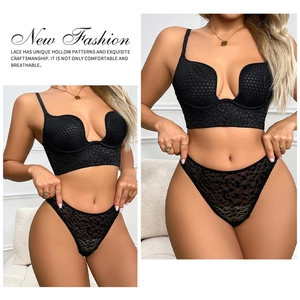 Detalle de bralette de encaje negro y bragas de encaje con estampado de leopardo