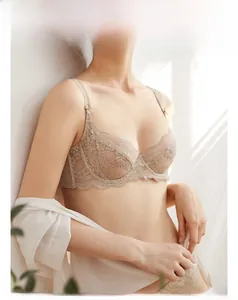 Detalle del conjunto de lencería de encaje beige con bordado y tirantes finos