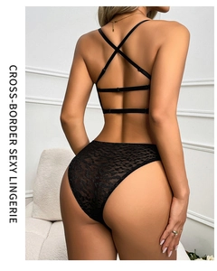 Vista trasera de lencería de encaje negro con tiras cruzadas y espalda escotada en forma de U