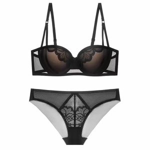 Set di lingerie in pizzo nero con reggiseno push-up e slip in mesh floreale
