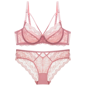 Ensemble de lingerie en dentelle rose avec soutien-gorge ultra-fin et culotte