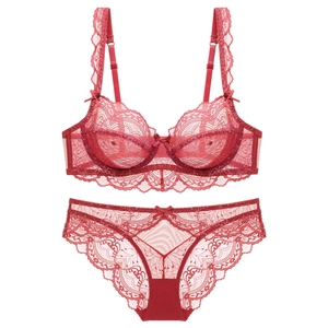 Set di lingerie in pizzo rosso con ricami floreali e piccoli dettagli a fiocco