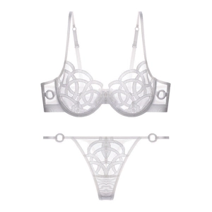 Elegante witte lingerie set van transparante mesh met borduursels en metalen ringen