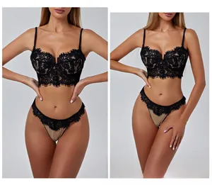 Conjunto de lencería de encaje negro con motivos florales y detalles de malla translúcida