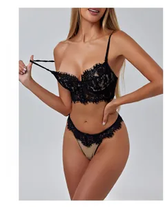 Detalle de conjunto de lencería de encaje negro con pestañas delicadas y botones finos