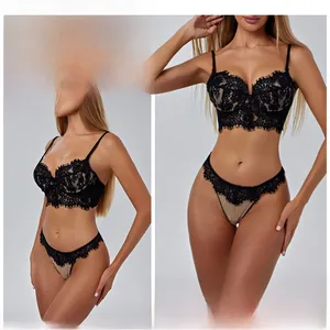Detalle del conjunto de lencería de encaje negro con espalda en U y costuras de malla