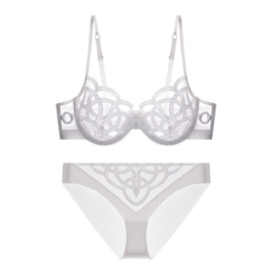 Witte mesh lingerieset met zilveren borduursels en cups voorzien van beugels