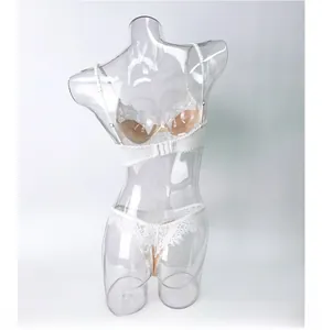 Detalle de conjunto de lencería de encaje blanco con diseño floral y espalda en forma de U