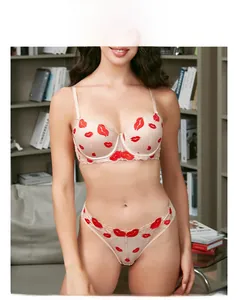 Set lingerie francese in pizzo beige con ricamo a labbra rosse e reggiseno push-up
