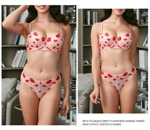 Dettaglio del set lingerie in rete rosa con stampe di labbra rosse e pizzi
